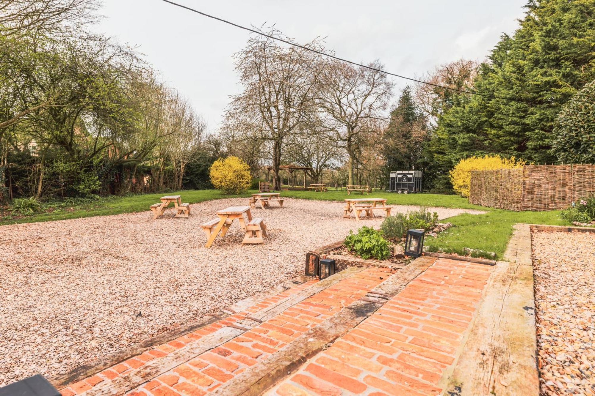 The Auberge Yaxley  Dış mekan fotoğraf